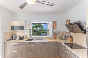 Fridge, microwave, oven, dishwasher - Sunset (Sainte-Anne)