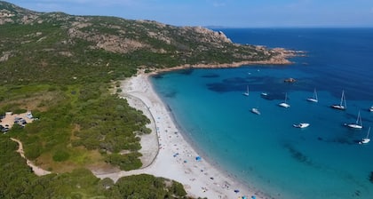 Just a stone's throw from the beach! 4-person studio, pool, sea-view terrace.