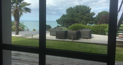 Maison contemporaine vue mer exceptionnelle, plage Ă deux minutes