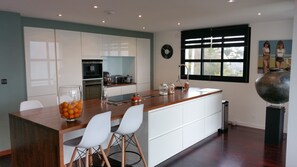 Fridge, microwave, oven, stovetop - Contemporary house with exceptional sea view, two minutes from the beach (Plérin)