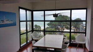 Dining - Contemporary house with exceptional sea view, two minutes from the beach (Plérin)