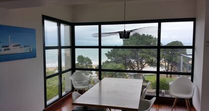 Nykyaikainen talo poikkeuksellinen merinäköala