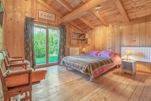 5 bedrooms, iron/ironing board, travel cot, WiFi