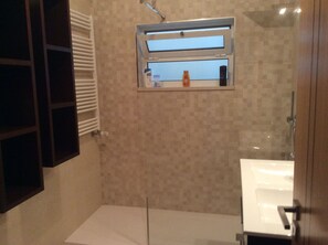 Bañera con ducha, secador de pelo, bidet, toallas