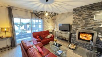 TV connectée, cheminée, chaîne hi-fi