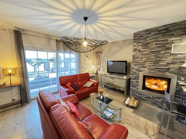 Smart TV, fireplace, stereo