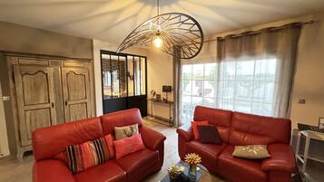 TV connectée, cheminée, chaîne hi-fi