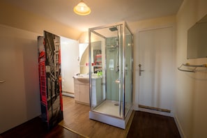 Een douche, een haardroger, handdoeken, toiletpapier
