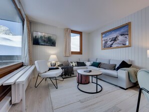 TV - Tignes Val Claret: 2-Room Apt, Sleeps 4, Renovated & Near Slopes (Tignes)