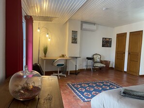3 bedrooms, iron/ironing board, free WiFi, bed sheets - Village house with 3 bedrooms, sleeps 6, in the heart of a Provencal village  (Grans)