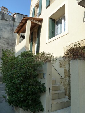 Exterior - Village house with 3 bedrooms, sleeps 6, in the heart of a Provencal village  (Grans)