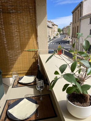 Outdoor dining - Village house with 3 bedrooms, sleeps 6, in the heart of a Provencal village  (Grans)