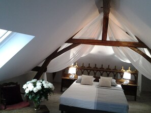 1 bedroom, travel crib, free WiFi, bed sheets - 55 m² of romantic attic space (Bourré)