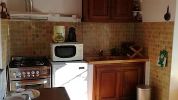 Geladeira, micro-ondas, fogão, lava-louças