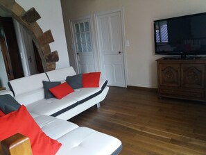 Fernseher, DVD-Player, Tischtennisplatte, Bücher