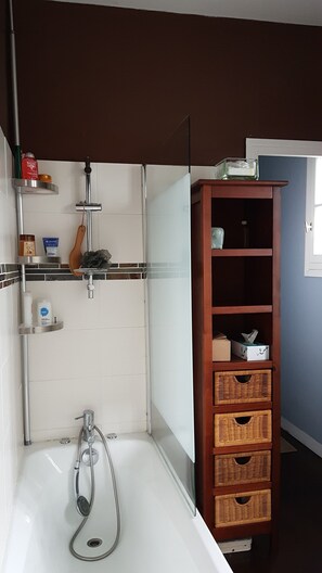 Badewanne, Haartrockner, Handtücher, Seife
