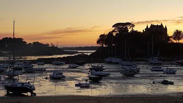 Un puerto deportivo con barcos amarrados al atardecer.