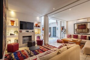 Een televisie en een open haard