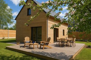 Outdoor dining - Charming wood-frame house by the sea, large garden with trees. (Portbail)