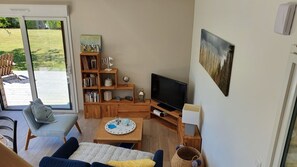 Fernseher, Bücher, Stereoanlage