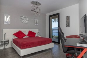 Quarto moderno com cama, escrivaninha e cadeira.