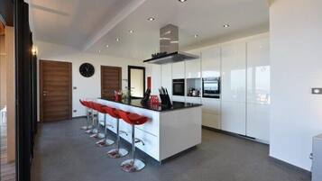 KĂŒhlschrank, Mikrowelle, Ofen, Herdplatte