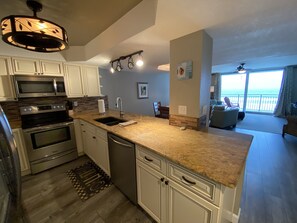 Een koelkast, een microgolfoven, een oven, een kookplaat