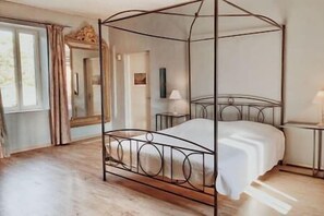 5 bedrooms, iron/ironing board, travel cot, WiFi - Authentic 18th century farmhouse (Marguerittes)