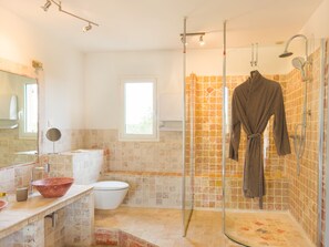 Ensemble baignoire-douche, séchoir à cheveux