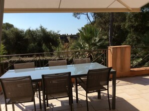 Outdoor dining - Spacious apartment 6 people, comfortable, 800m from the port and beaches. (Bormes-Les-Mimosas)