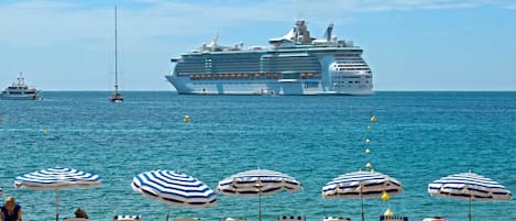 Una spiaggia nelle vicinanze