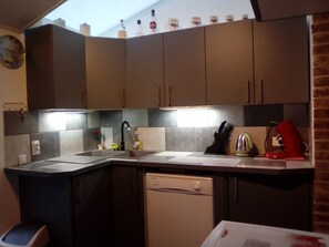 冰箱、微波炉、烤箱、炉灶