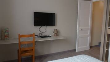 2 slaapkamers, een strijkplank/strijkijzer, gratis wifi, beddengoed