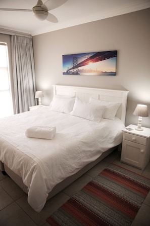 In-room safe, individually decorated, individually furnished, desk - Mari-Amor Self-Catering Apartments (Mossel Bay)