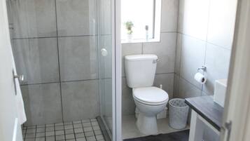 Ducha, cabezal de ducha con hidromasaje, artículos de tocador gratuitos
