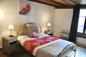 2 habitaciones, tabla de planchar con plancha, cuna de viaje y wifi 