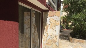 Een gebouw met een stenen gevel en een glazen deur.