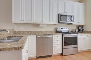 Fridge, microwave, oven, stovetop - The Never Sail Townhome (Southport)