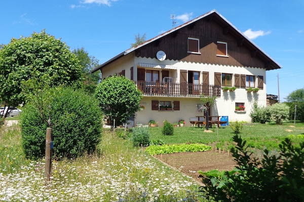 le gite est Ă  l'Ă©tage ( 2 fenĂȘtres, les volets sont fermĂ©s