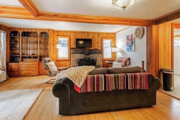 تلفزيون، مدفأة، مشغل دي في دي، كُتُب