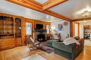 TV, fireplace, DVD player, books