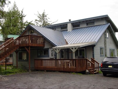 Almost Home 1-Bdrm overlooking Knudson Cove Marina. Fishermen & families welcome