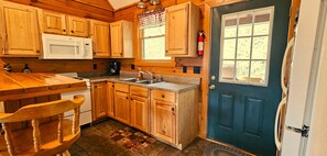 Fridge, microwave, oven, stovetop - Deer Country Vacation Cabins #4 - Long Range View, Dogs Friendly (Waynesville)