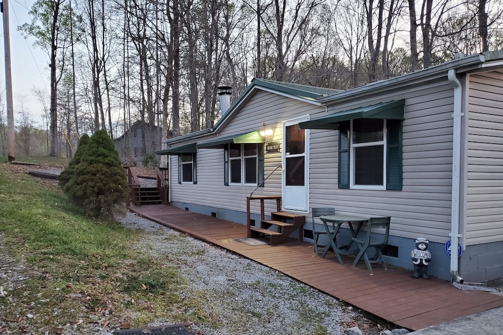 Dale Hollow Lake getaway tucked in the woods, one minute from the lake!