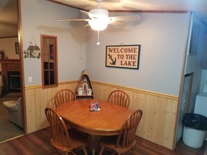 Dining - Dale Hollow Lake getaway tucked in the woods, one minute from the lake! (Byrdstown)