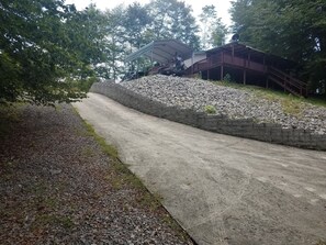 Property grounds - Dale Hollow Lake getaway tucked in the woods, one minute from the lake! (Byrdstown)