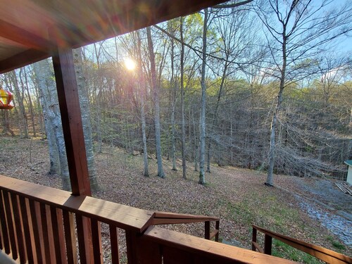 Dale Hollow Lake getaway tucked in the woods, one minute from the lake!
