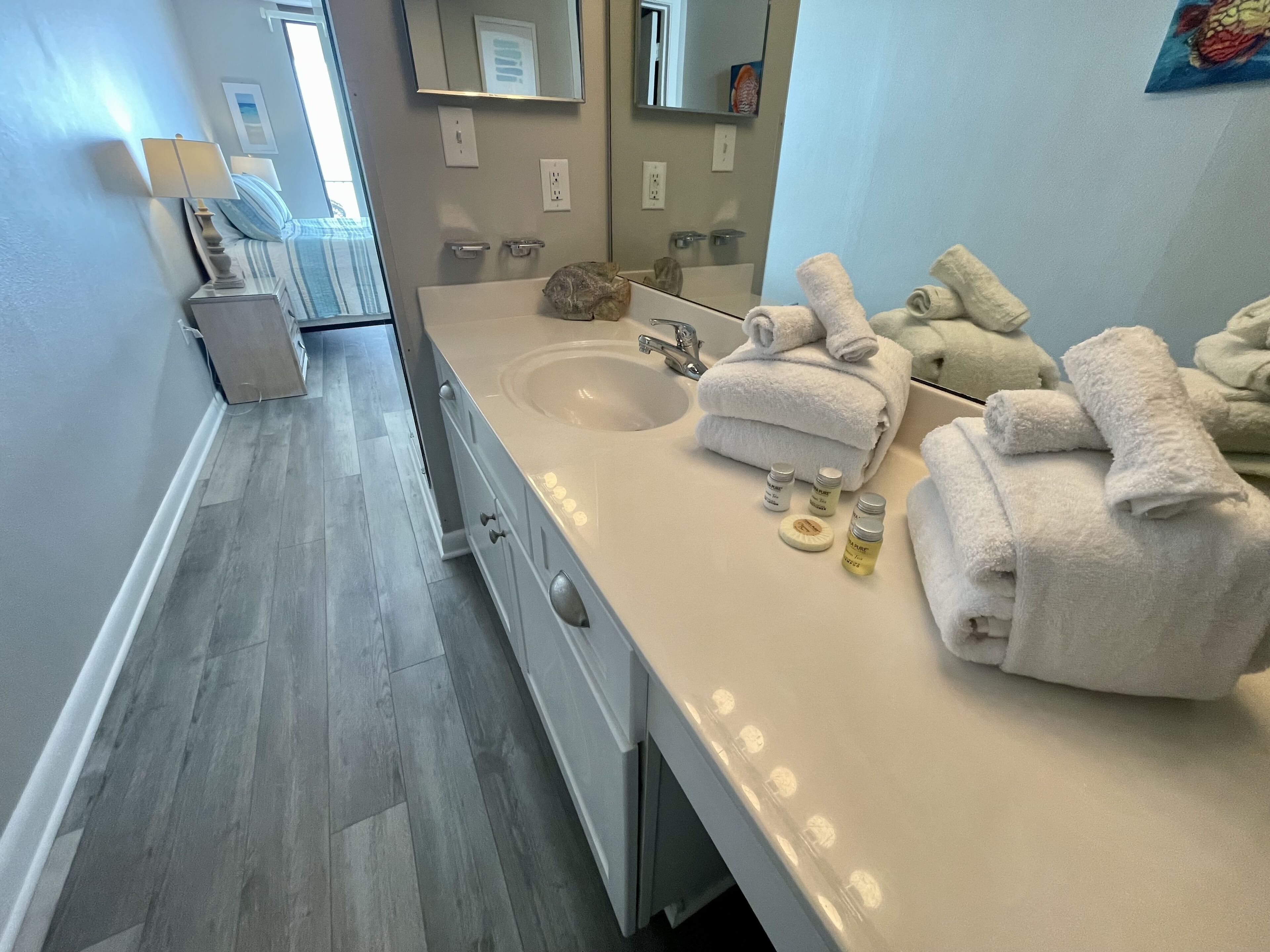 Un baño moderno con lavamanos doble, un espejo grande y toallas ordenadas.