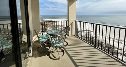 Impresionante lado de la playa condominio con vista al mar