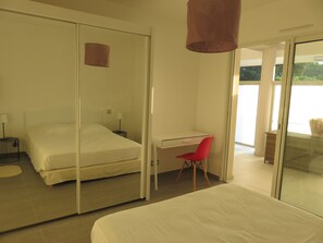 4 bedrooms, travel crib, free WiFi, bed sheets - Magnificent new design T5 apartment, 100m2 of terrace 150m from the sea (calvi)